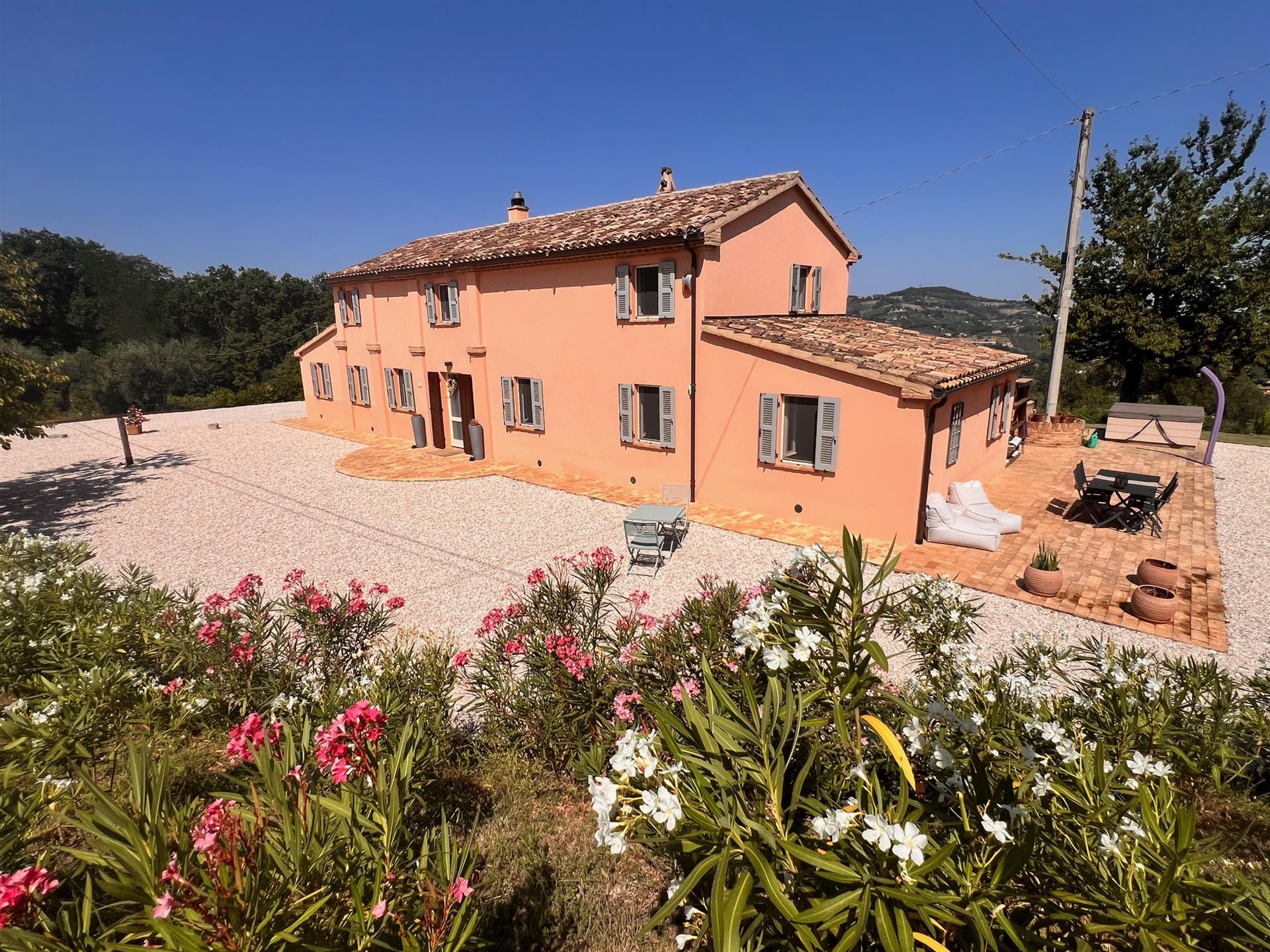 Chalet de campagne rénové avec vue 