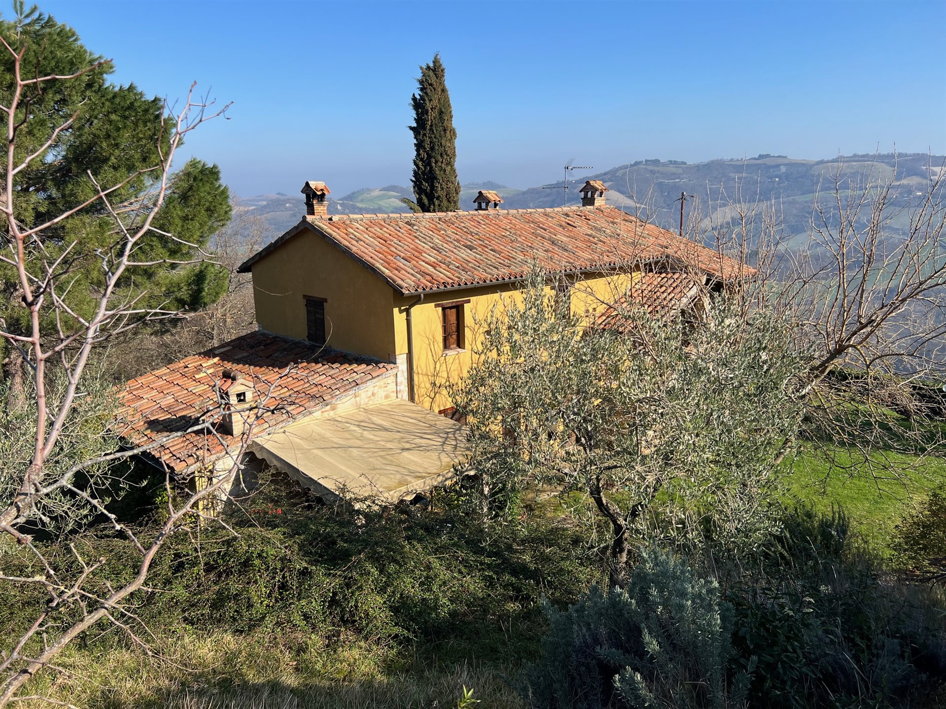 Häuschen mit einem Hektar Gelände in der Nähe von Monteguiduccio