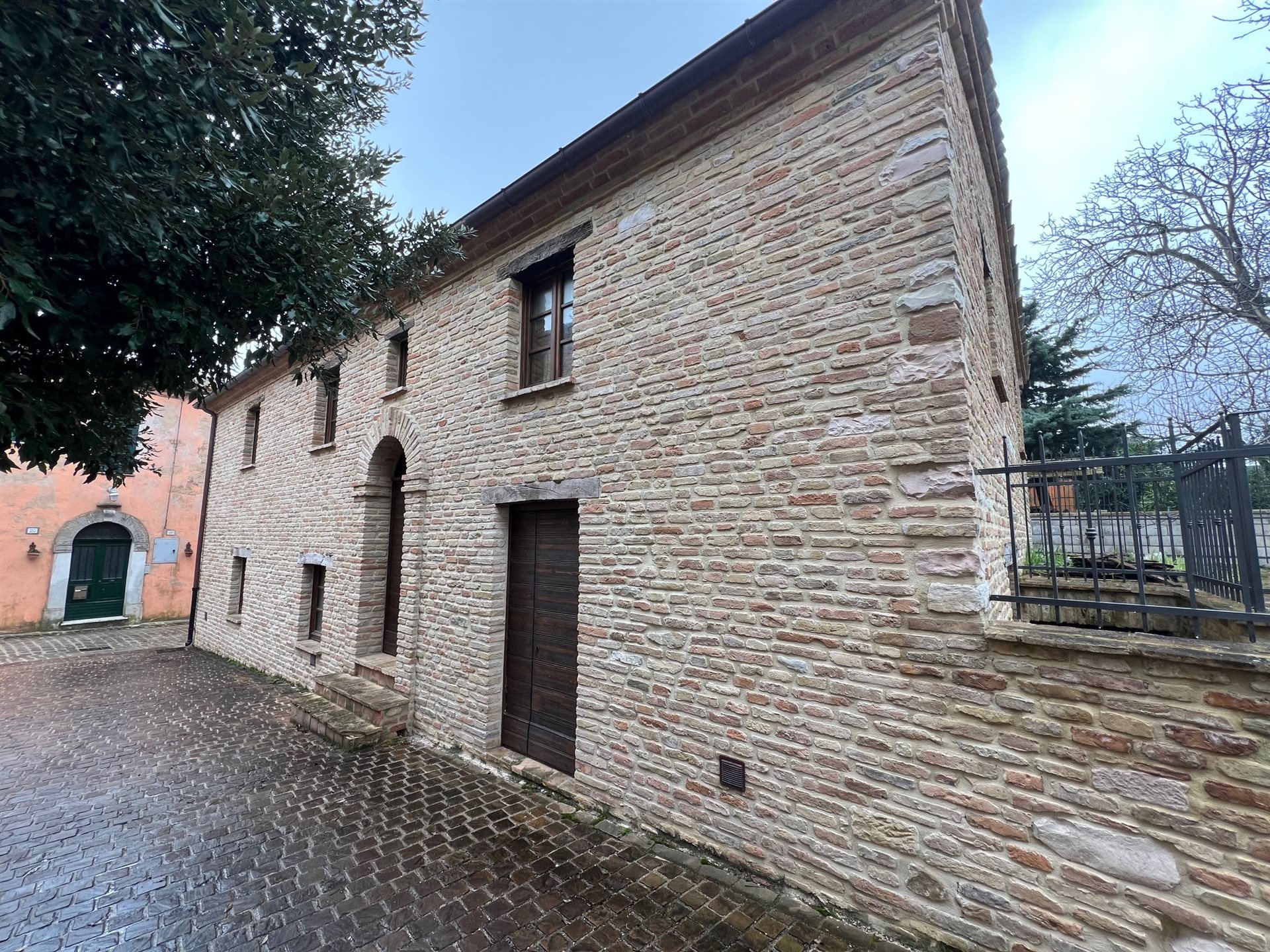 Singelhaus im Dorf mit großem privatem Garten