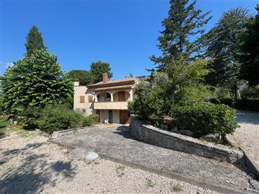 Villa zwischen Fano und Pesaro mit 1 ha Land.