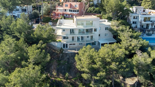 Te renoveren villa met gedeeltelijk zeezicht in Cas Catala