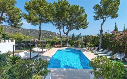 Amplia villa con vistas al mar e impresionante piscina en Cas Catala