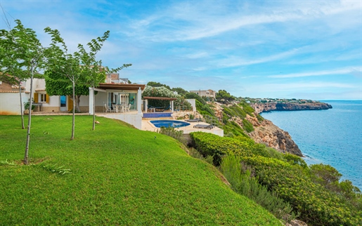 Sonnige Villa in erster Meereslinie mit viel Potenzial in Cala Pi