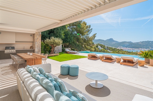 Luxueuse villa nouvellement construite avec des vues spectaculaires sur la mer à Puerto Andratx