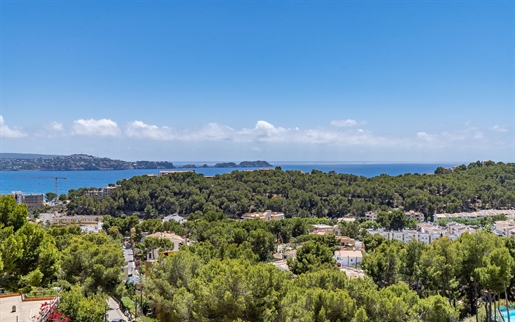 Prächtiges Duplex-Penthouse mit Gemeinschaftspool und fabelhaftem Meerblick in Paguera