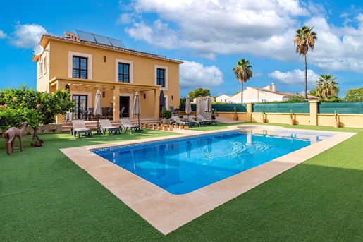 Entzückende Villa mit Pool und Ferienvermietungslizenz in Sa Coma