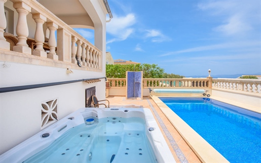 Renovierte Doppelhaushälfte mit Pool und herrlichem Meerblick in Cala Blava