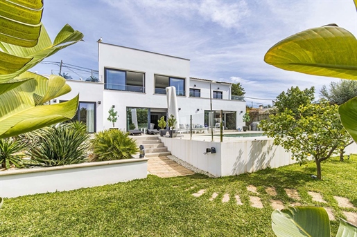 Fabulous villa with a garden and pool close to the beach in Palmanova