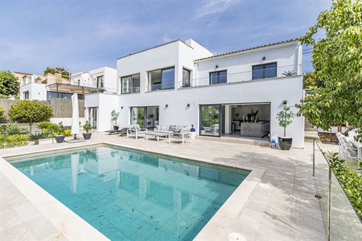 Fabulous villa with a garden and pool close to the beach in Palmanova
