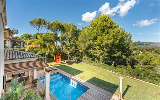 Hermosa villa con vistas parciales al mar, cerca de la playa en Cala Vinyas