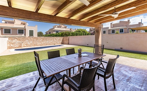 Maison jumelée confortable avec piscine, jardin et terrasse sur le toit à Puig de Ros