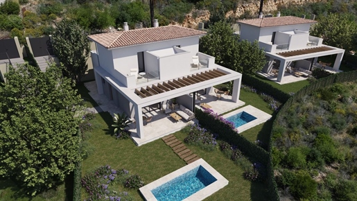 Belle villa nouvellement construite avec piscine commune à Cala Romàntica