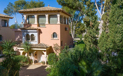 Bonita villa con vistas al mar en un exclusivo complejo con acceso al mar en Santa Ponsa