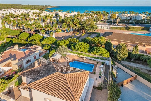 Moderna villa con piscina cerca del mar y la playa en Sa Coma