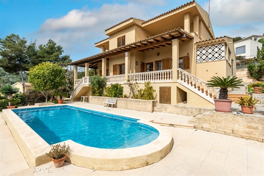 Villa con vistas parciales al mar y piscina en Costa d'en Blanes