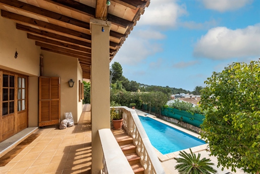 Villa con vistas parciales al mar y piscina en Costa d'en Blanes
