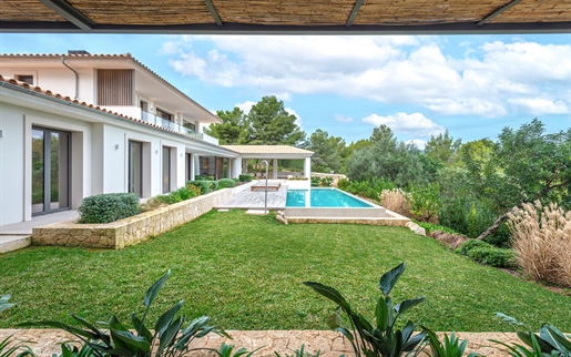 Villa mediterránea con piscina y vistas al Castillo de Bellver en Bonanova