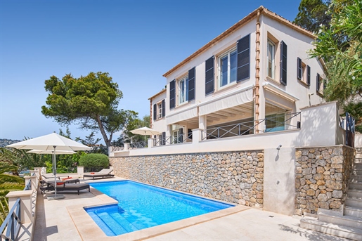 Elegante villa con vistas al mar en una exclusiva zona residencial de Puerto Andratx