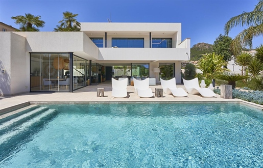 Belle villa moderne, de construction récente avec piscine, à Andratx