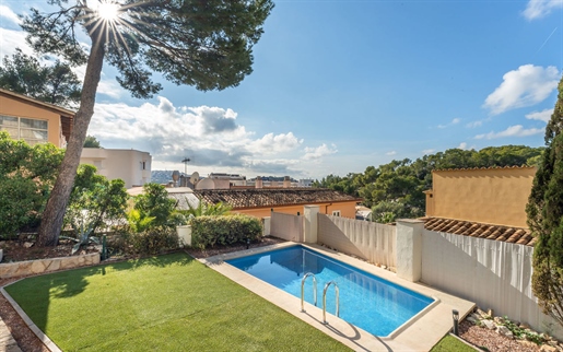 Villa mediterránea bien cuidada con piscina y vistas parciales al mar en Santa Ponsa
