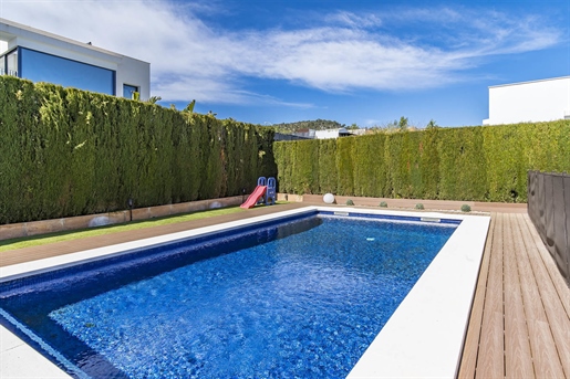 Maravillosa villa con gran garaje y piscina en La Vileta