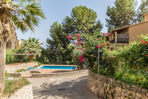 Belle villa avec vue partielle sur la mer et piscine commune à Génova