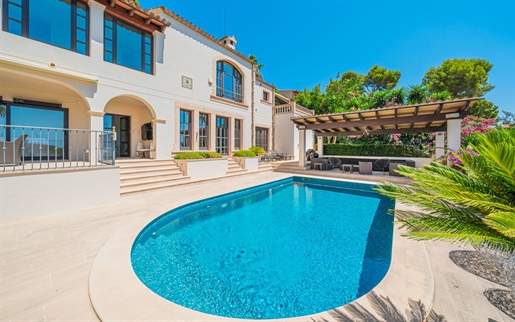 Villa méditerranéenne avec vue imprenable sur la mer et piscine à Cas Català