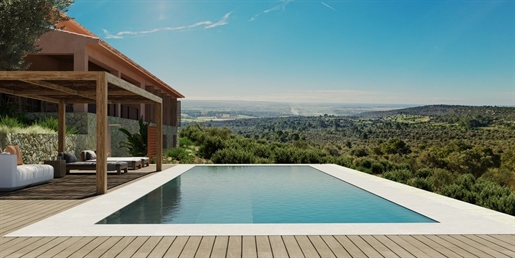 Finca exclusive nouvellement construite avec un mobilier de haute qualité et une piscine à Puntiró