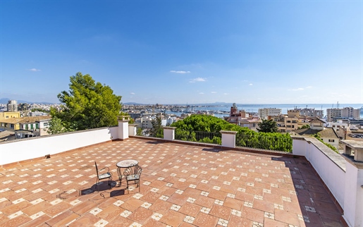 Renovated manor house with sea views and pool at the foot of Bellver Castle in Palma