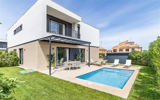 Soleada casa adosada de nueva construcción con piscina privada y jardín en Puig de Ros
