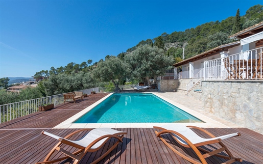Family villa with pool, garden and fabulous panoramic views in Bunyola