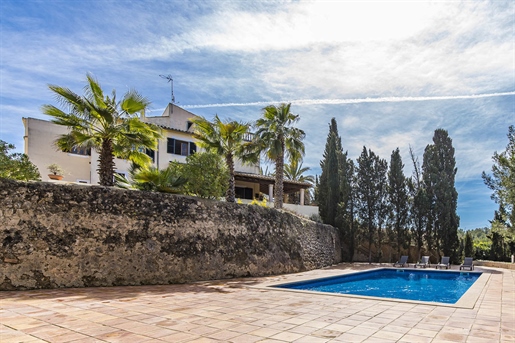 Belle villa majorquine avec piscine en bordure de la nature à Palma