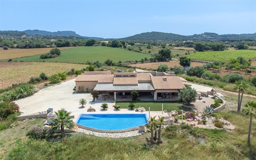 Wonderful, rustic finca with pool and mountains view in Felanitx