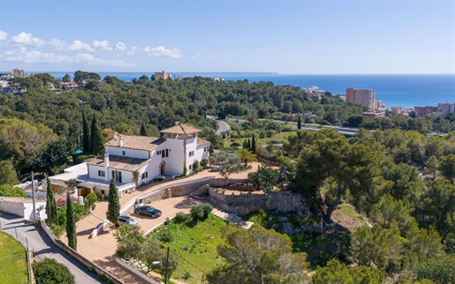 Adembenemend landhuis met zwembad omgeven door weelderige natuur in Genua