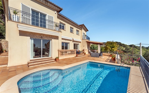 Villa méditerranéenne avec vue sur la mer et piscine dans un endroit calme à Costa d’en Blanes