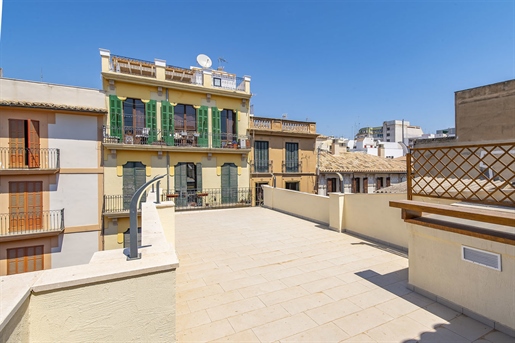 Investment opportunity: Refurbished townhouse with 4 apartments in Palma
