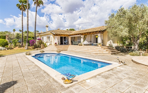 Villa de estilo mallorquín con piscina y vistas al mar en Pòrtol
