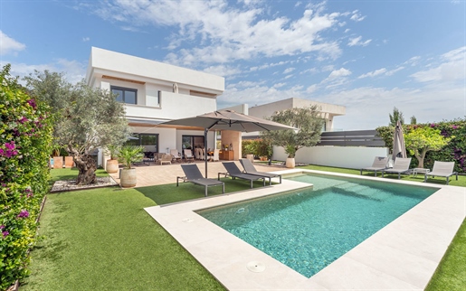 Atractiva villa con piscina cerca del campo de golf en Palma de Mallorca