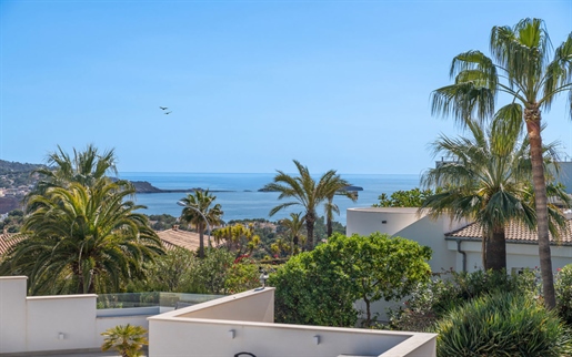 Luxe villa met twee zwembaden en uitzicht op zee in Nova Santa Ponsa