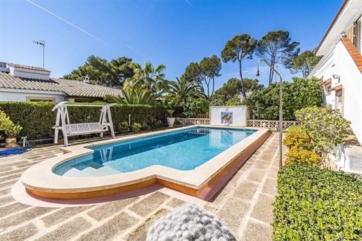 Villa mallorquina con piscina y jardín mediterráneo en Santa Ponsa