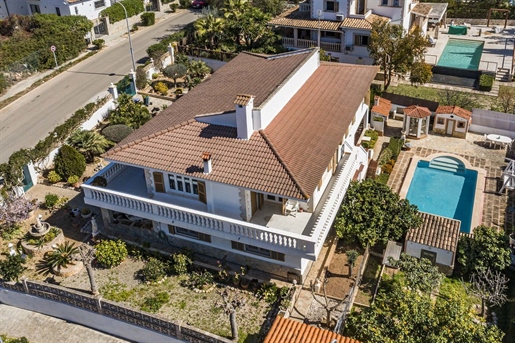 Villa mallorquina con piscina y jardín mediterráneo en Santa Ponsa