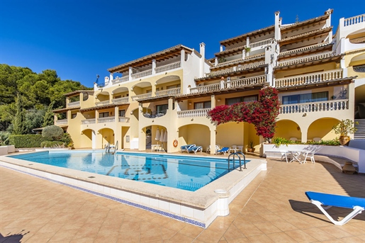 Atractivo apartamento con vistas al mar y piscina comunitaria en Paguera