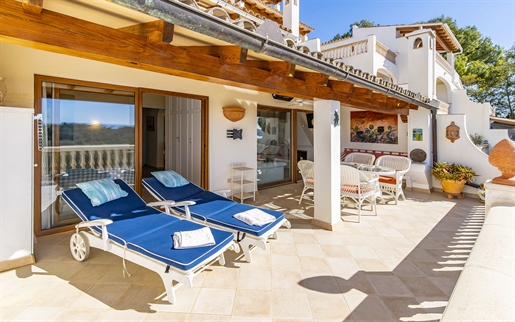 Atractivo apartamento con vistas al mar y piscina comunitaria en Paguera