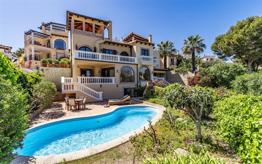 Mediterraan rijtjeshuis met privézwembad aan de golfbaan in Camp de Mar
