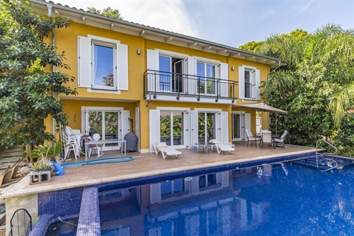 Luminosa y confortable villa familiar con piscina en Torrenova