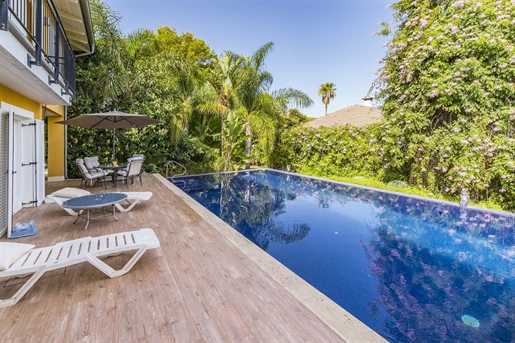 Bright comfortable family villa with swimming pool in Torrenova