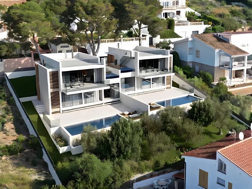 Bella villa de nueva construcción con vistas al mar en Puerto Alcudia