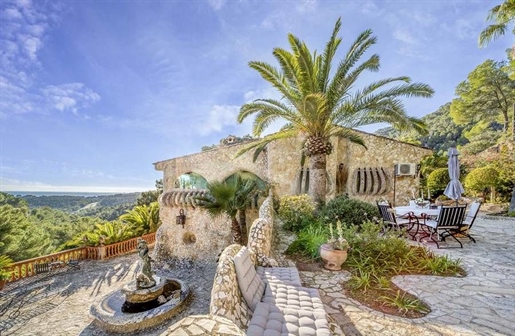Wonderful villa with sea views, pool and atelier in Genova