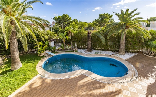 Mediterranean villa to renovate with pool, near the beach in Palmanova