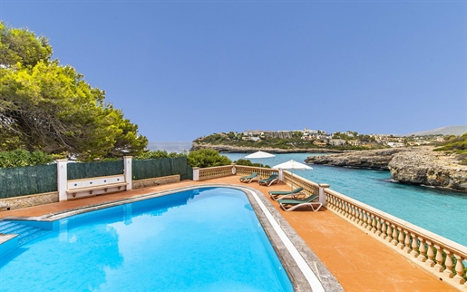 Beautiful villa in first sea line with holiday licence near Porto Cristo